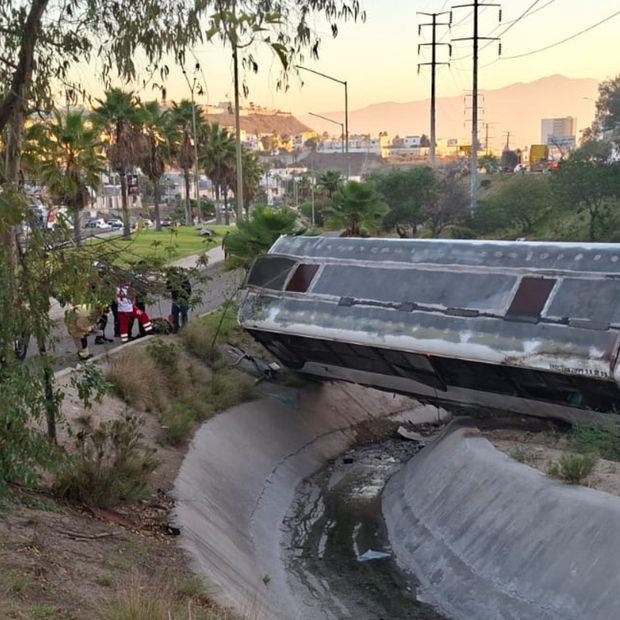 Camión de Transporte de Personal Cae a Cuneta del Libramiento Rosas Magallón en Tijuana